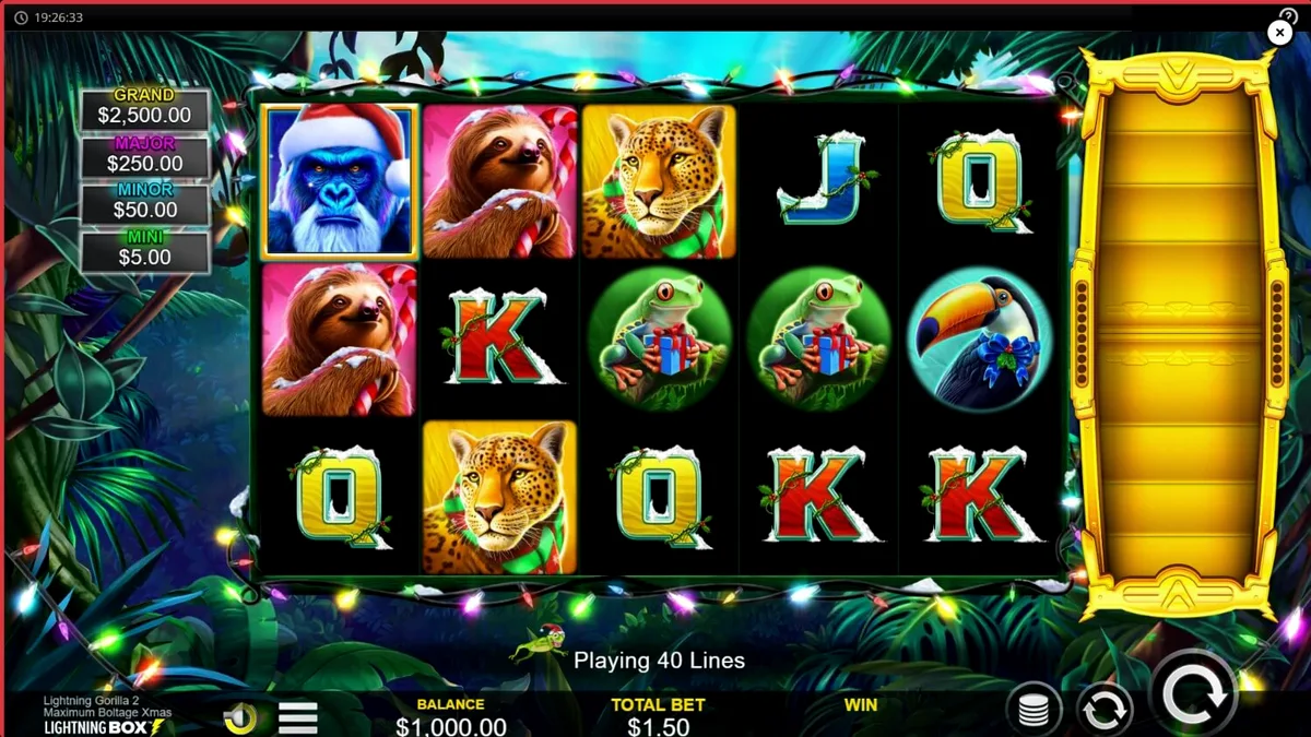 Cena festiva do slot Lightning Gorilla 2 Xmas com gorila de Papai Noel e elementos tropicais